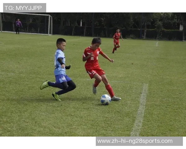 足球顽童的梦想与坚持在绿茵场上书写传奇人生